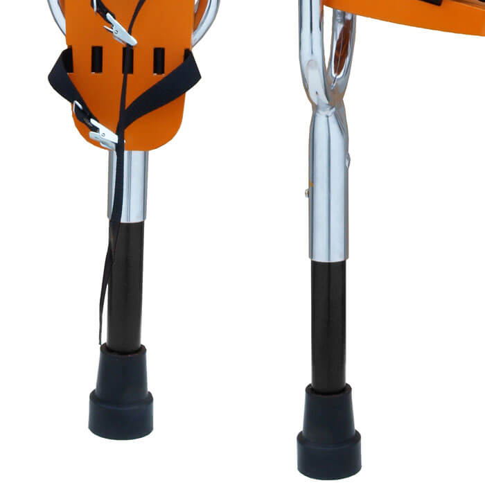 Actoy - Orange Stelzen mit Stelzenfüße im Detail vor weißem Hintergrund Actoy - Orange Stelzen mit Stelzenfüße im Detail vor weißem Hintergrund