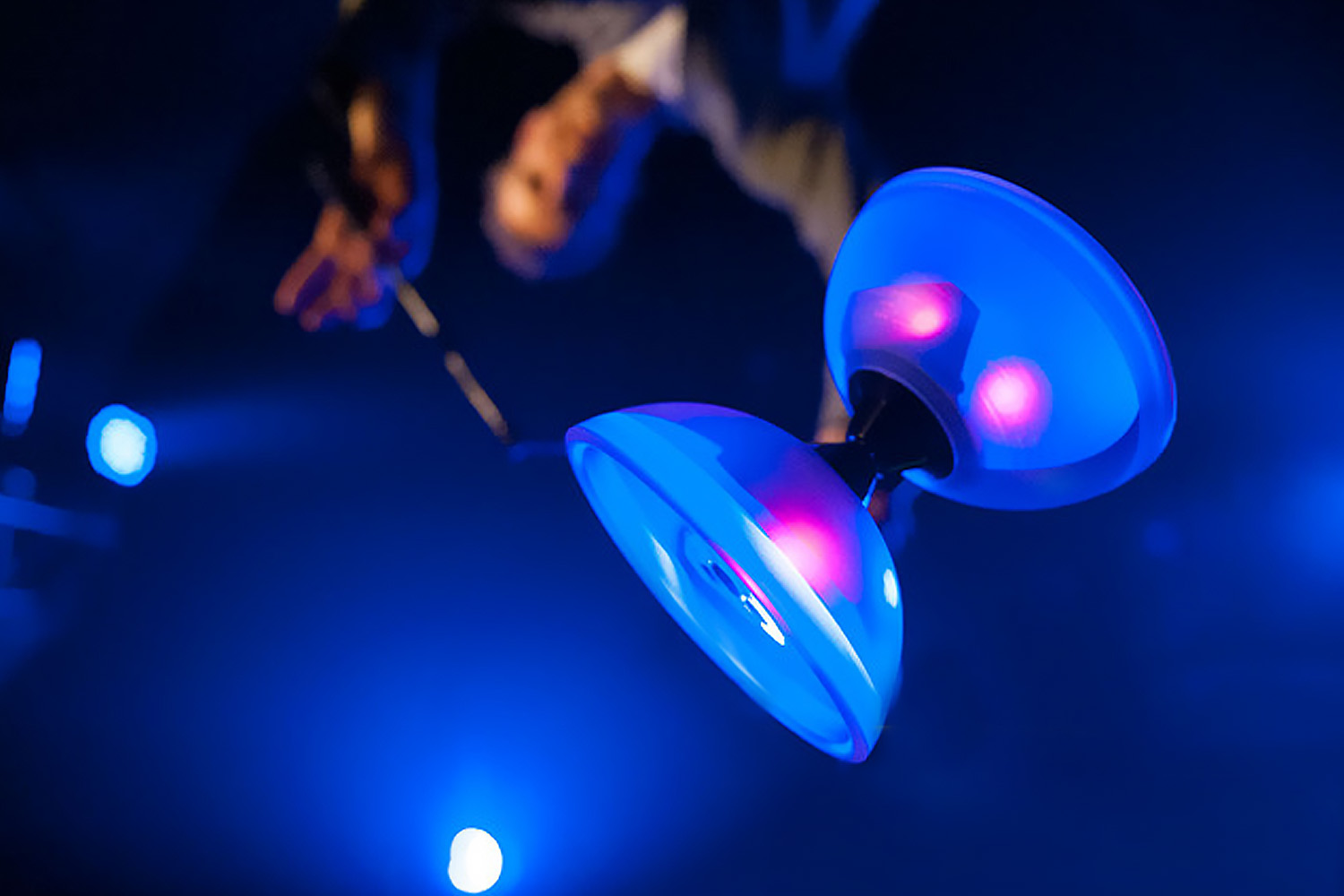 Mann spielt leuchtendes LED-Diabolo im Dunkeln Leuchtendes Diabolo mit LED im Dunkeln