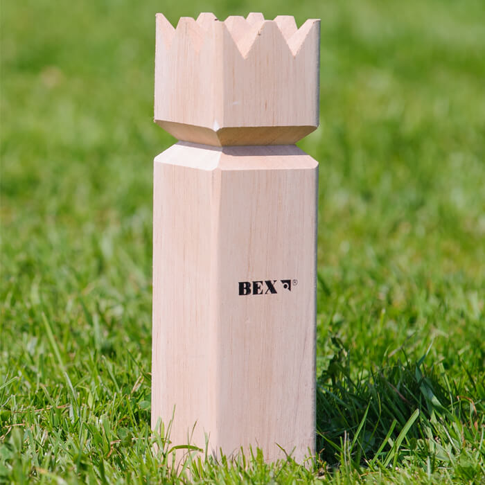 BEX - Wikingerschach Königfigur aus Holz im Gras stehend BEX - Stabiles Holzspiel Kubb Basic für die ganze Familie kaufen!