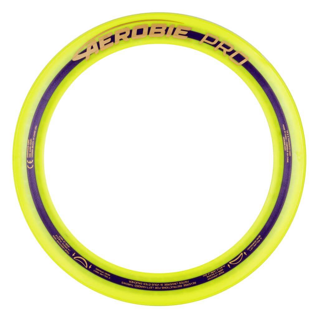 Aerobie - Gelber Pro Ring auf weißem Hintergrund Aerobie - Gelber Pro Ring auf weißem Hintergrund