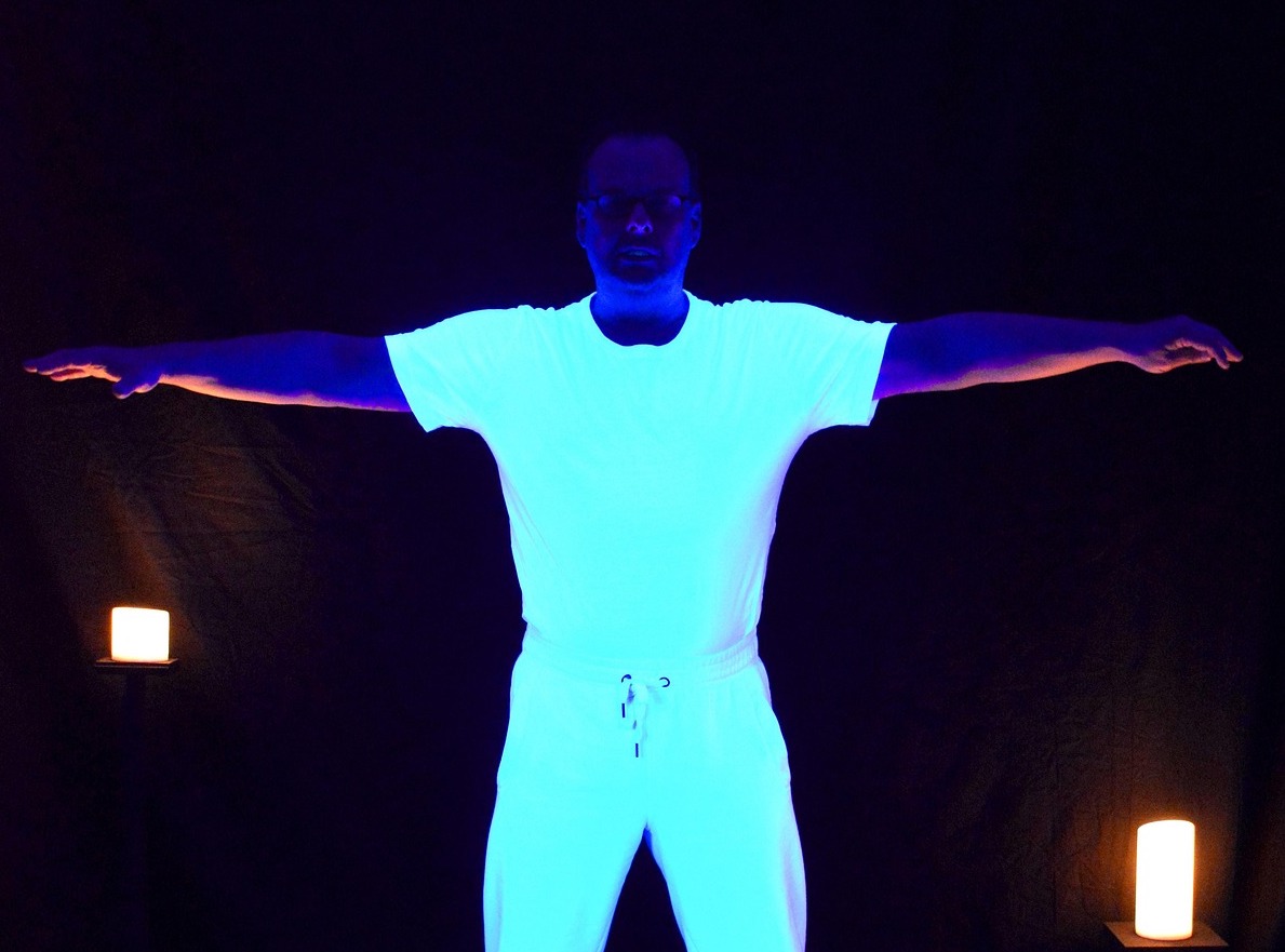 Phosphoreszierende und Schwarzlichttauglich Mann mit weißer Kleidung Phosphoreszierende und Schwarzlichttaugliche Artikel
