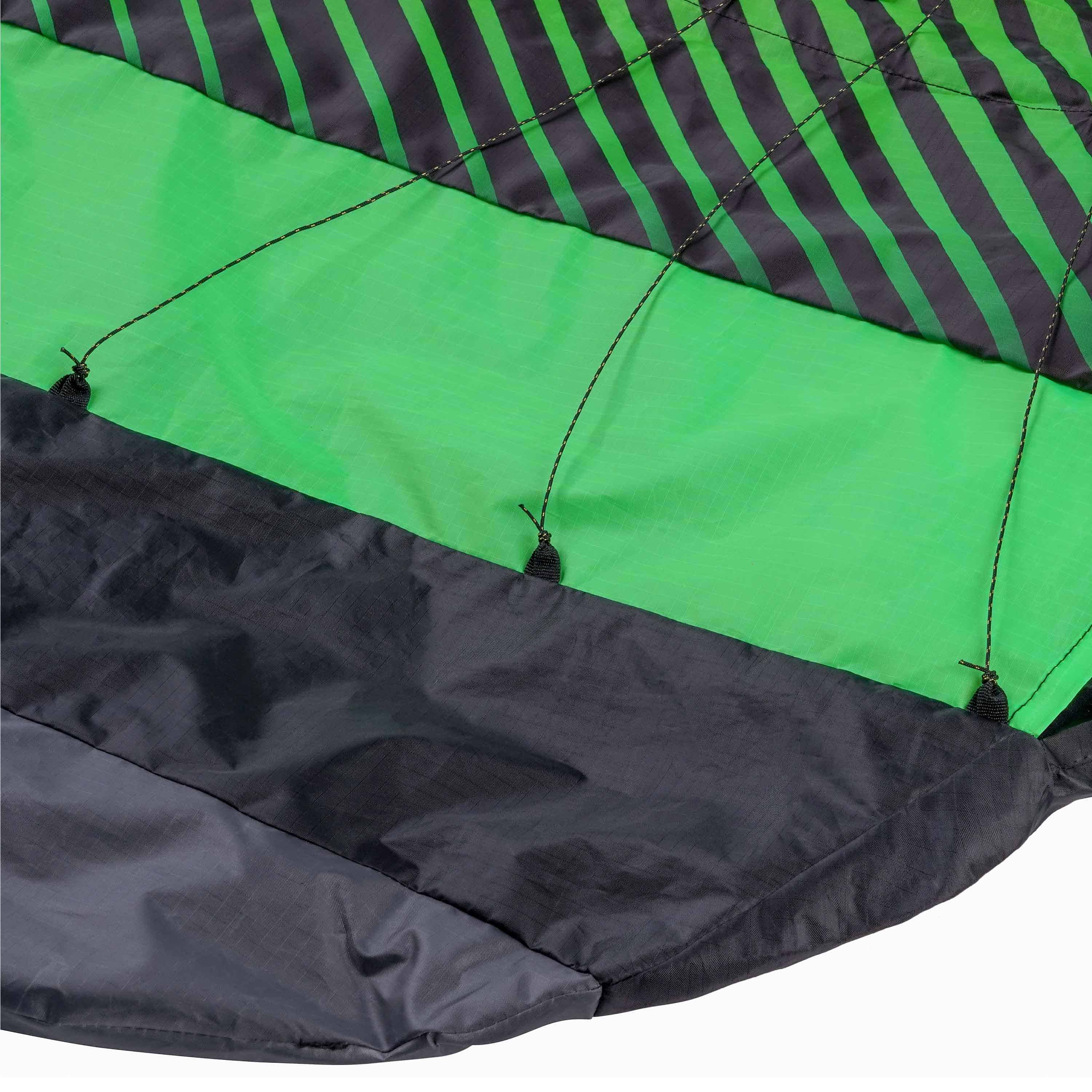 Große Lenkmatte in Schwarz-Grün von der deutschen Hamburger Wolkenstürmer Firma Stabiler Drachenstoff bei Lenkmatte Paraflex Sport 1.7 schwarz grün im Detail